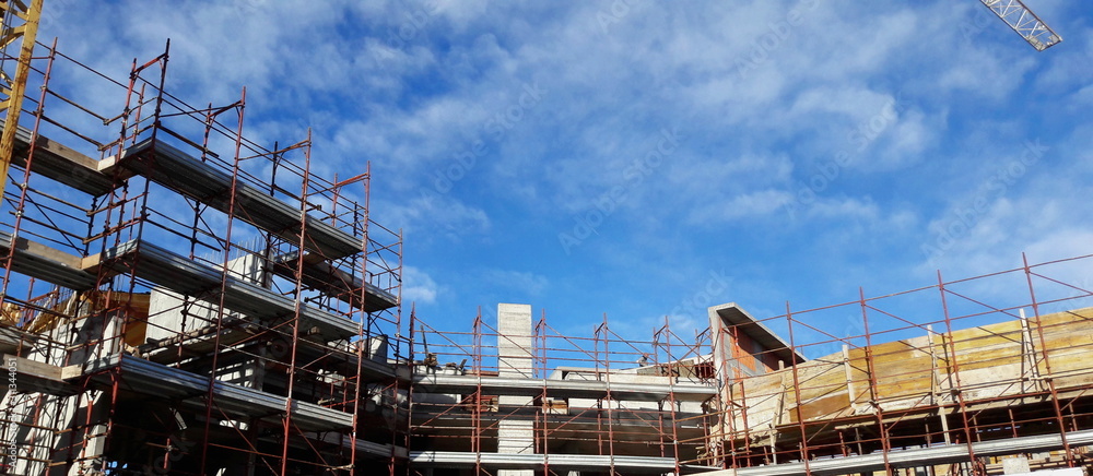 Lavori in corso nel cantiere edile in inverno