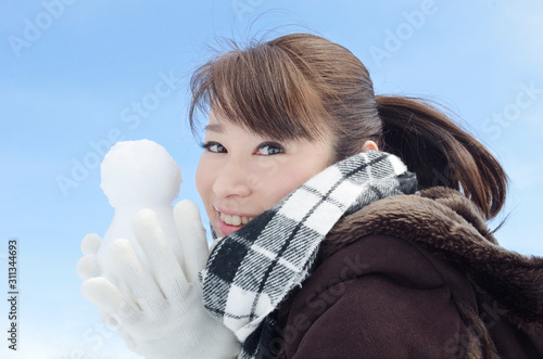 雪遊びする若い女性