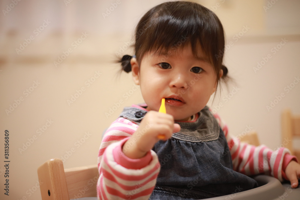 歯磨きする女の子 歯磨きする女の子