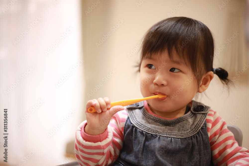 歯磨きする女の子 歯磨きする女の子