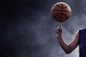 Crédence de cuisine Sport Basketteur faisant tourner ballon doigt  © fotokitas