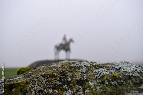 Fotografia The Gaelic Chieftain Sculpture seen in the distance through the fog in County Ro