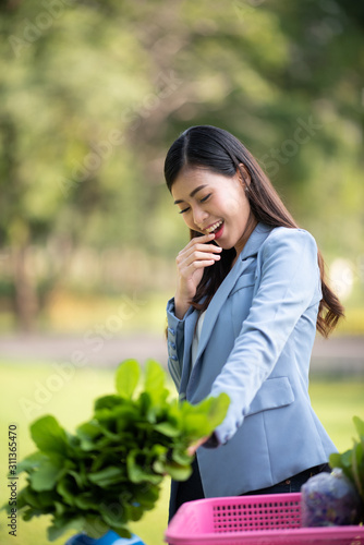 Business women and vegetabl...