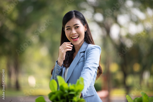 Business women and vegetabl...