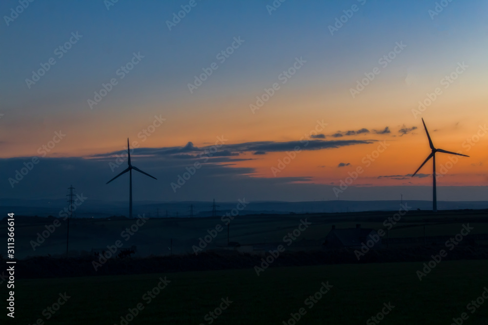 Obraz premium wind turbines at sunset