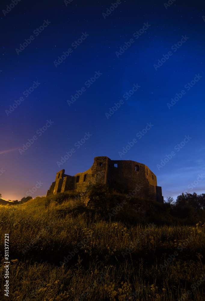 Fototapeta premium Jurrasic Castle at night