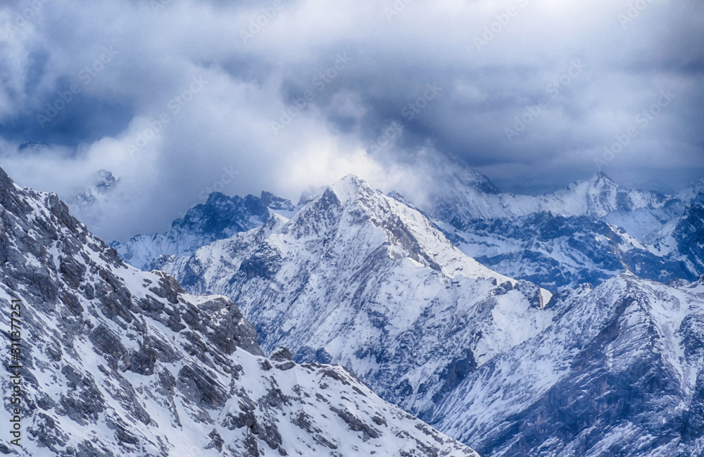 Schnee und Wolken auf den Gipfeln der Alpen