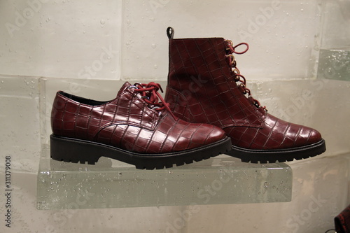 Chaussure en cuir de crocodile rouge photo