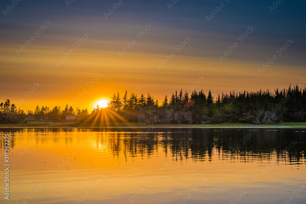 Obraz premium Sunset evening along the rocky seacoast ocean seashore.