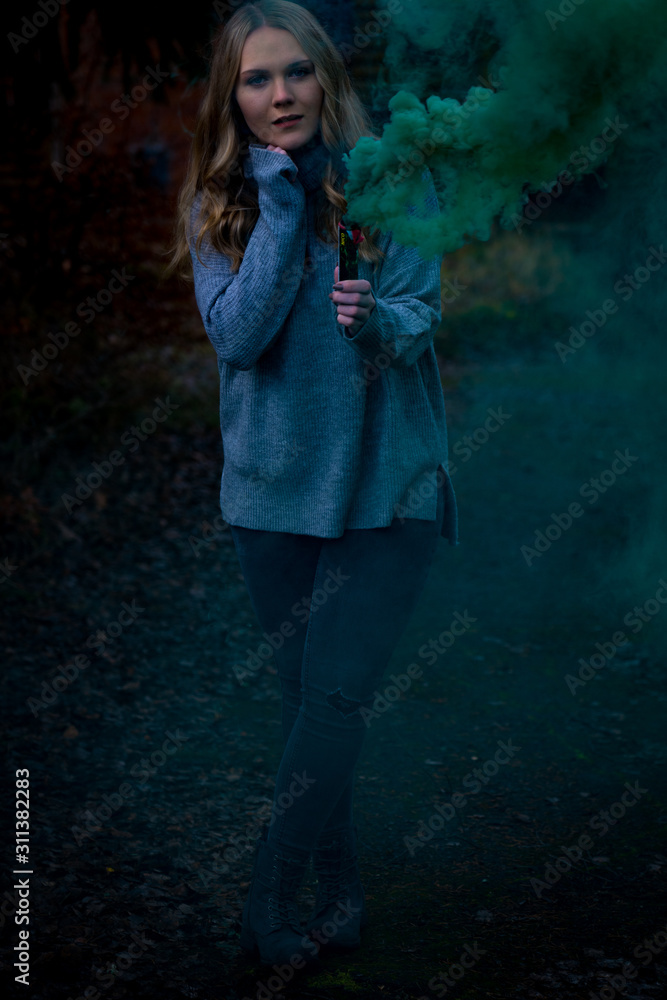 Fototapeta premium Fotoshooting mit Smokebombs - Rauchbomben mit einer jungen hübschen Frau - Model