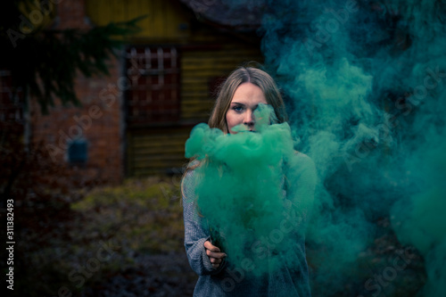 Fotoshooting mit Smokebombs - Rauchbomben mit einer jungen hübschen Frau - Model photo