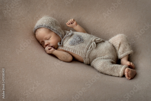 liitle baby sleep in woolen clothes