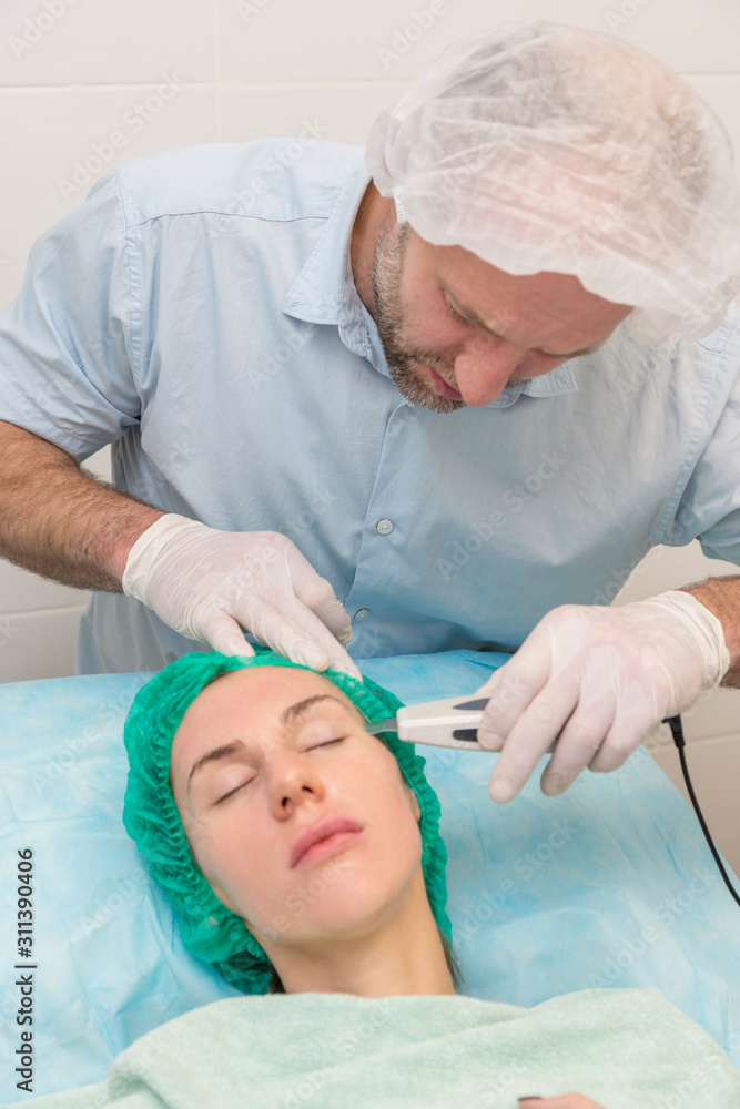 Ultrasonic scraber. Procedure of ultrasonic cleaning of face. Ultrasonic scraber. Procedure of ultrasonic cleaning of face.