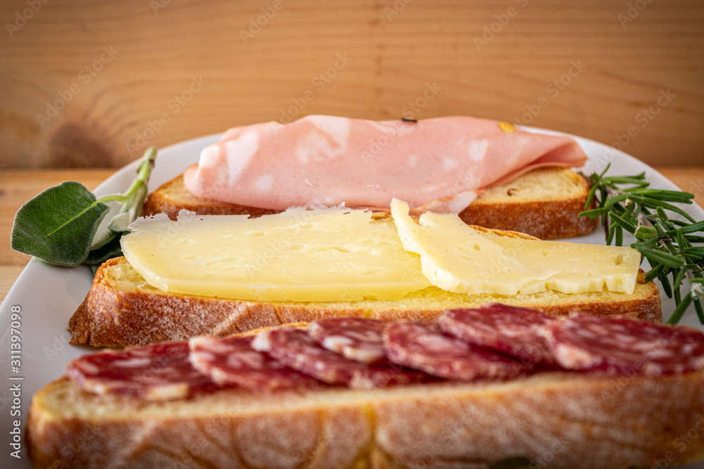spuntino pane salame, formaggio e mortadella spuntino pane salame, formaggio e mortadella