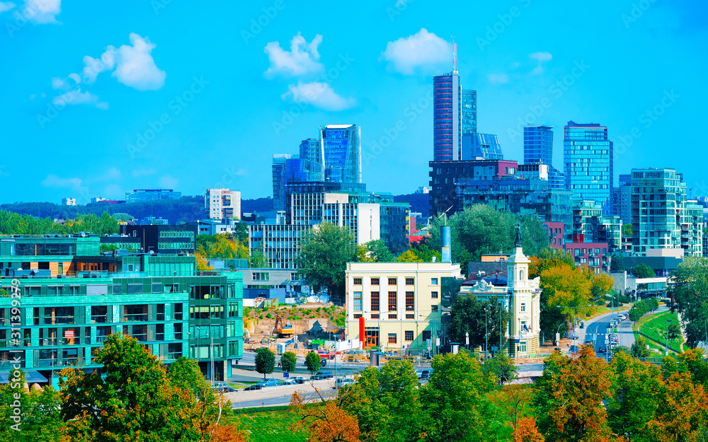 Obraz premium Dzielnica biznesowa nowoczesnego śródmieścia w Wilnie refleks