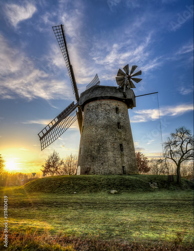 Windmühle (Königsmühle) in Seelenfeld bei Petershagen im Sonnenuntergang Hochformat