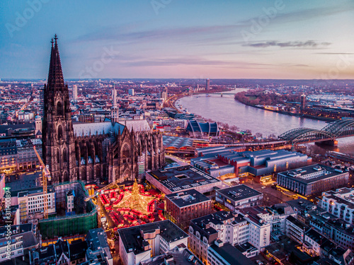 Foto Cologne Germany Christmas market, aerial drone view over Cologne rhine river Ger