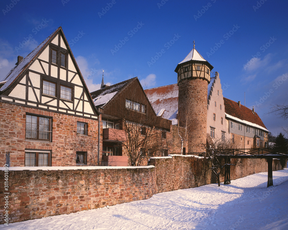 Diebsturm und Burg in Michelstadt im Winter