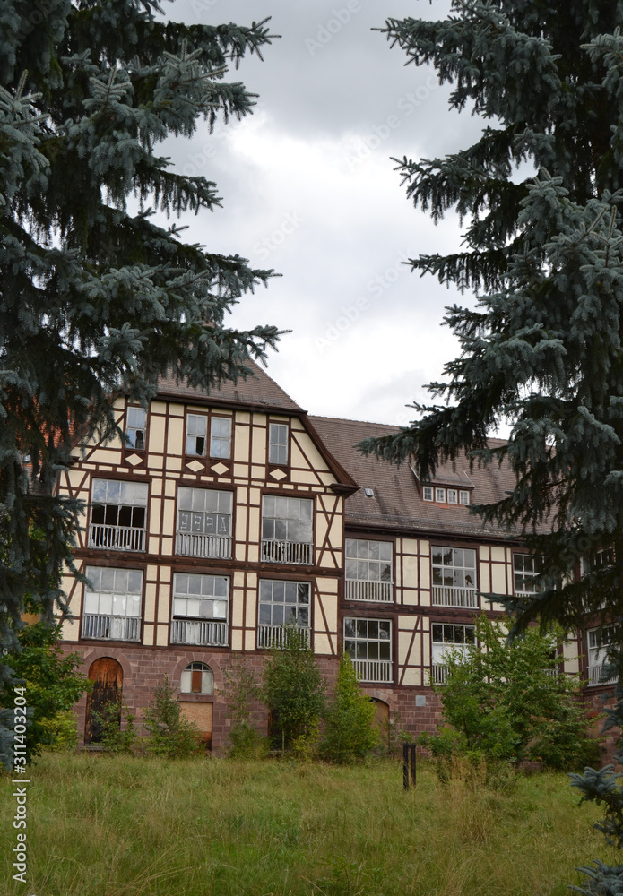 Altes Sanatorium mit Fachwerk in Thüringen hinter  Tannen (Sophienheilstätte)