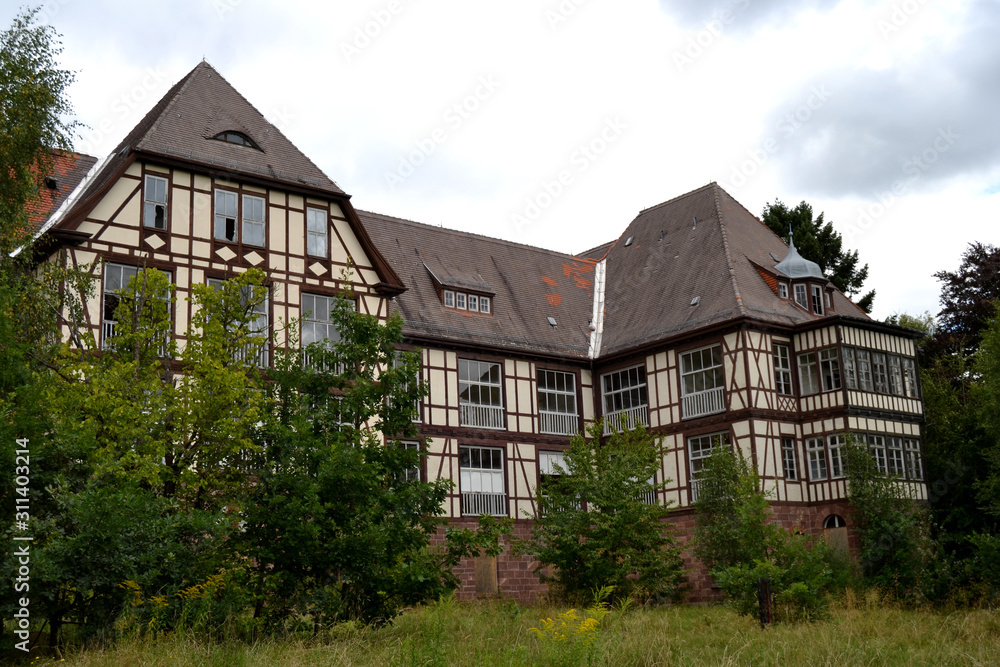 Altes Sanatorium mit Fachwerk in den Wäldern Thüringens (Lost Place)