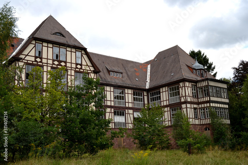 Altes Sanatorium mit Fachwerk in den Wäldern Thüringens (Lost Place)