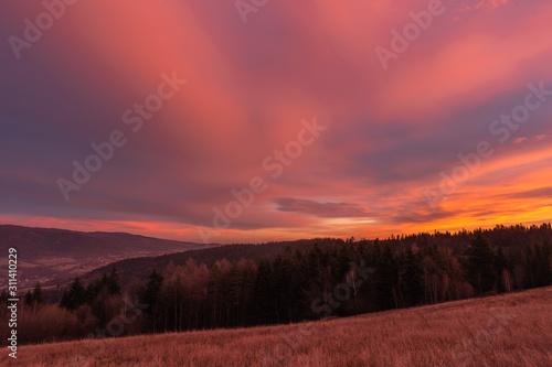 Fototapeta Naklejka Na Ścianę i Meble -  Beskidy przed wschodem słońca