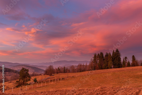 Fototapeta Naklejka Na Ścianę i Meble -  Beskidy w pięknych kolorach poranka, przed wschodem słońca