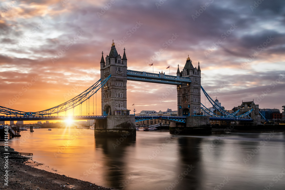 Naklejka premium Dramatischer Sonnenaufgang hinter der Tower Brücke in London, Großbritannien