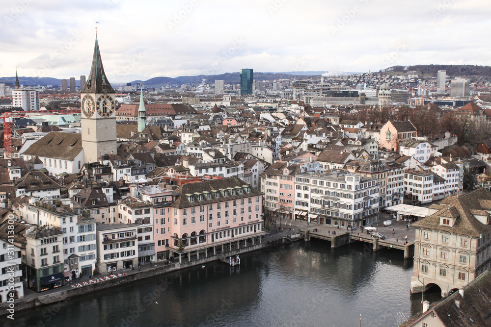Winter in Zürich; Altstadt mit St. Peter; Weinplatz und Rathaus