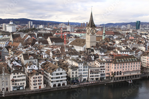 Winter in Zürich; Altstadt am Storchen mit St. Peter