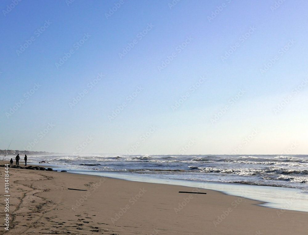 immagine solitaria del mare in inverno in una giornata limpida