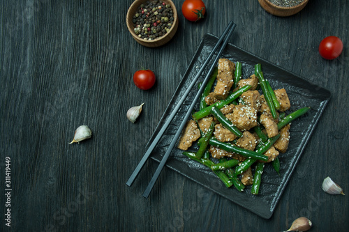 Fotografija Salad of green beans and meat, sprinkled with sesame seeds