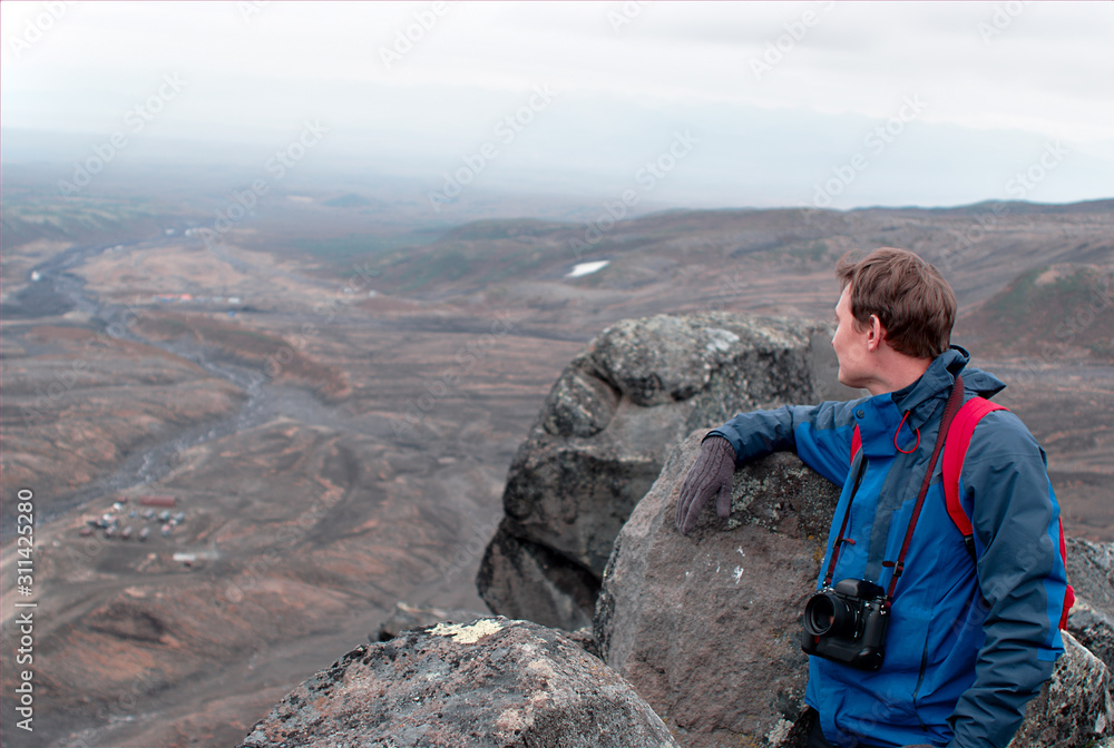 photographer traveler on top of the mountain, on the edge of the cliff photographs, fog, mountain peak photographer traveler on top of the mountain, on the edge of the cliff photographs, fog, mountain peak