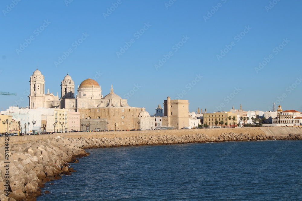 Catedral de Cádiz junto al océano Atlántico