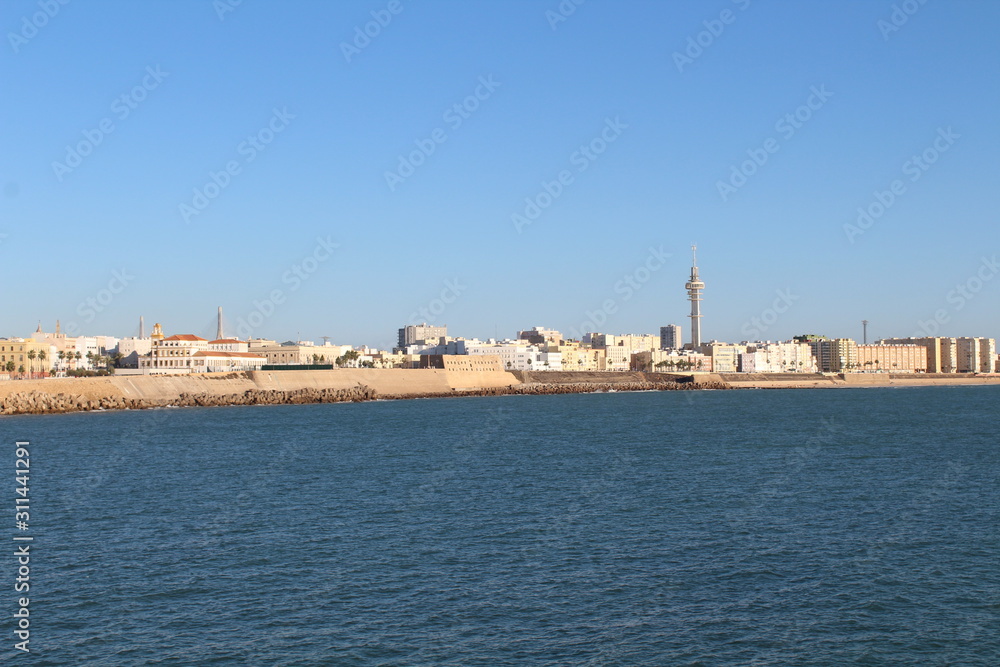 Casco histórico de la ciudad de Cádiz junto al mar