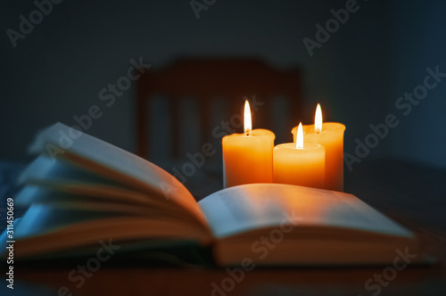 Buch und Kerzen auf dem Tisch