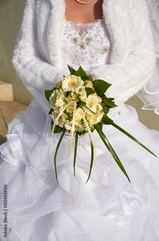 Fototapeta bride holding wedding bouquet