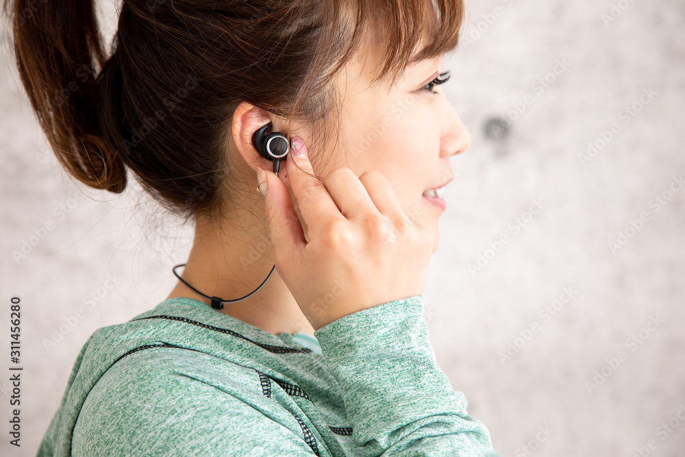 音楽を聞きながら運動する女性