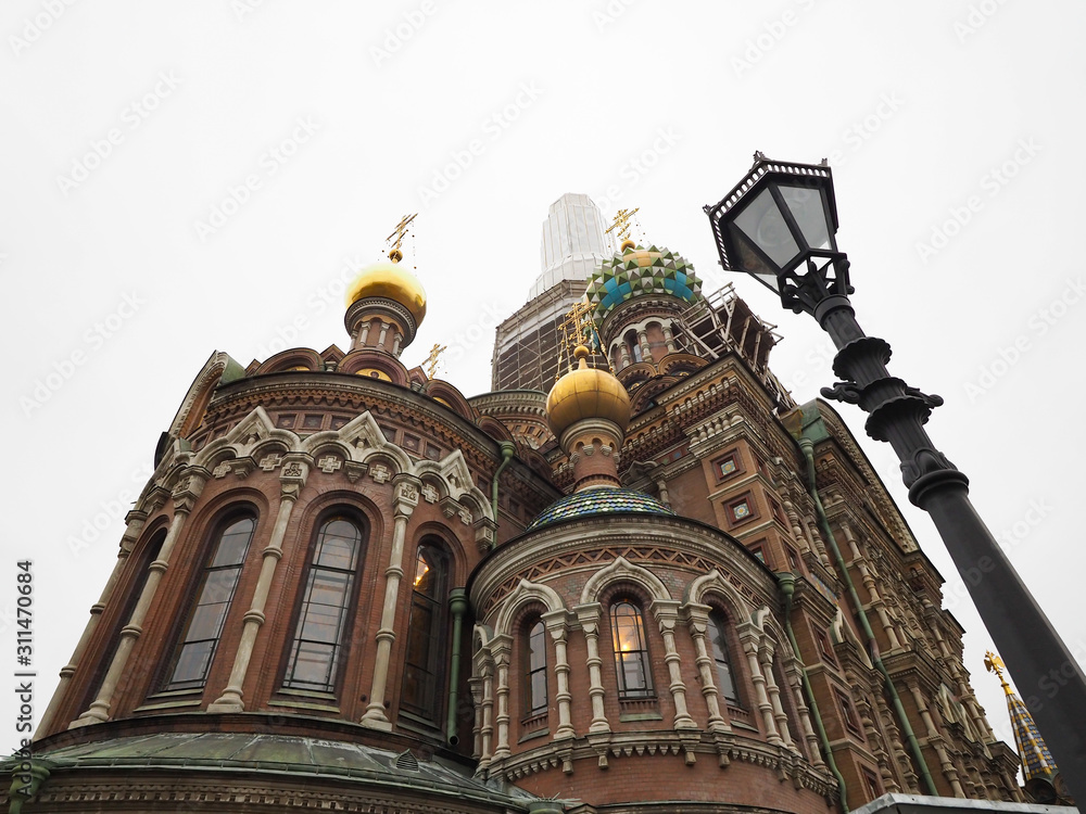 Obraz premium Church of the Savior on Spilled Blood During maintenance it is a beautiful temple in Russia, a public place.