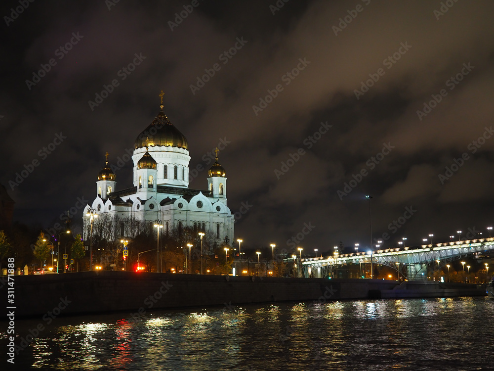 Mosco at night with the buildings in the park