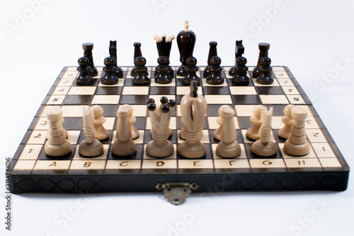 Chess board with the starting position of the pieces on a white background.
