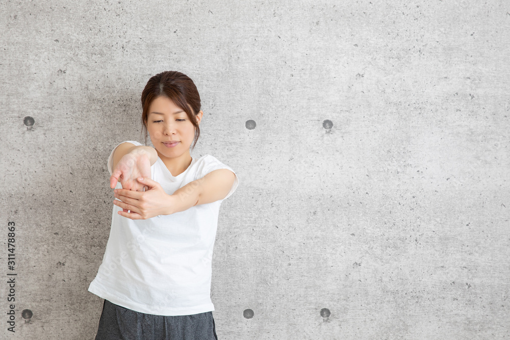 ストレッチする女性 ストレッチする女性