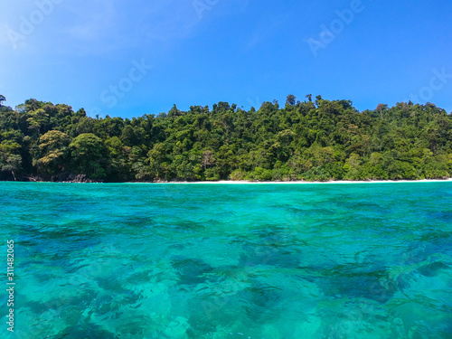 Fototapeta Naklejka Na Ścianę i Meble -  clear water and blue sky beautiful beach