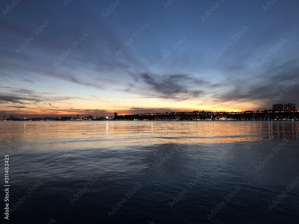 Obraz premium Beautiful Sunset on the Upper West Side of Manhattan New York City on Hudson River
