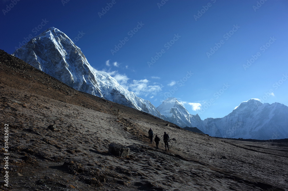 Everest trek, People walking up to Kala Patthar, Mountain Pumo Ri (7165