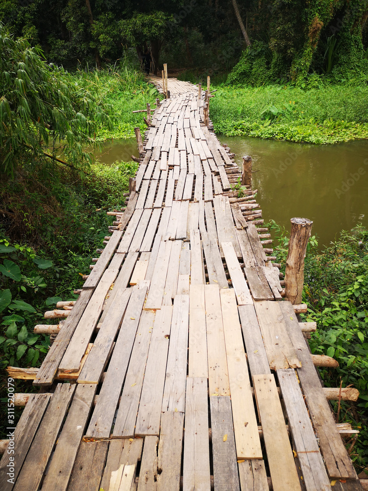 Obraz premium Wood bridge cross the canel.