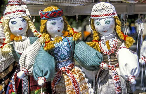 Puppen in Tracht, Litauen, Vilnius, Stadtansichten