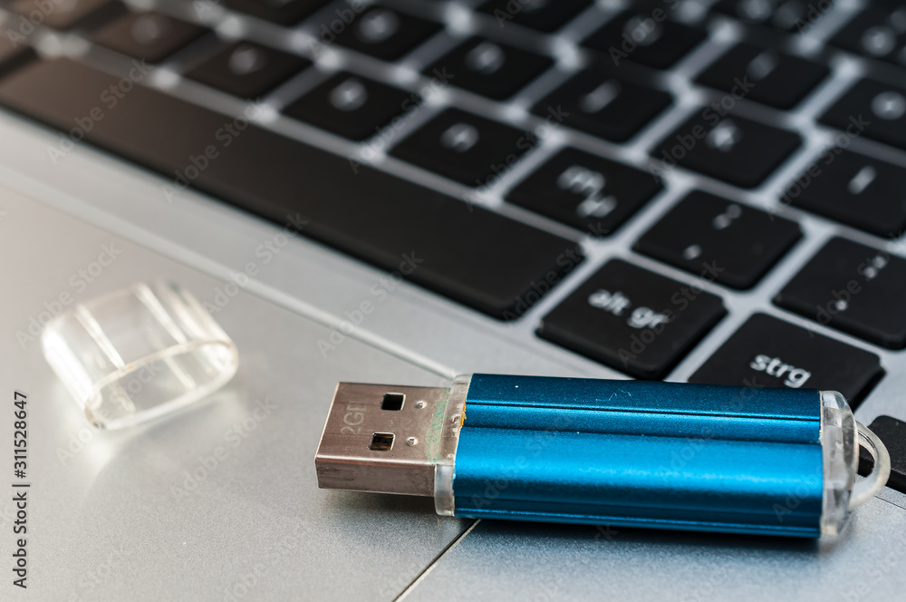 Fototapeta premium Speicherstift und Tastatur PC