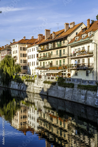 Ljubljana  Uferpromenade des Flusses Ljubljanica  Slowenien  Lai