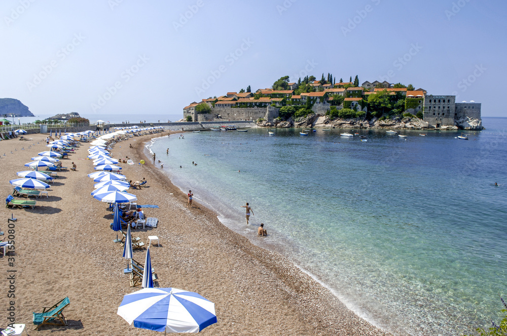 Hotelinsel Sveti Stefan mit Strand, Serbien-Montenegro, Monteneg Hotelinsel Sveti Stefan mit Strand, Serbien-Montenegro, Monteneg